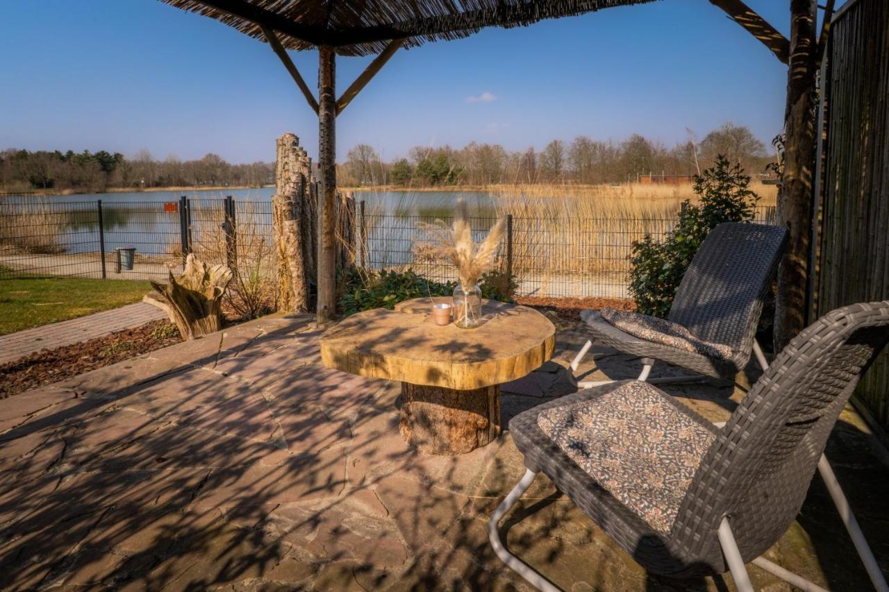 Drents Genieten - Lavendelheide Met Uitzicht Op Het Water Erm Kültér fotó