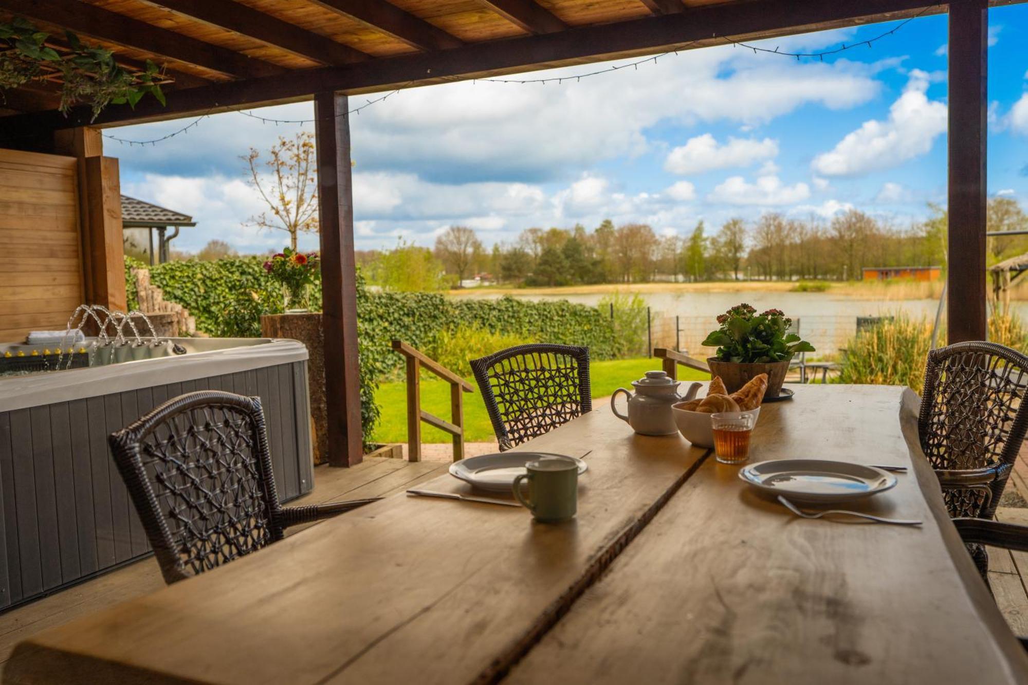 Drents Genieten - Lavendelheide Met Uitzicht Op Het Water Erm Kültér fotó